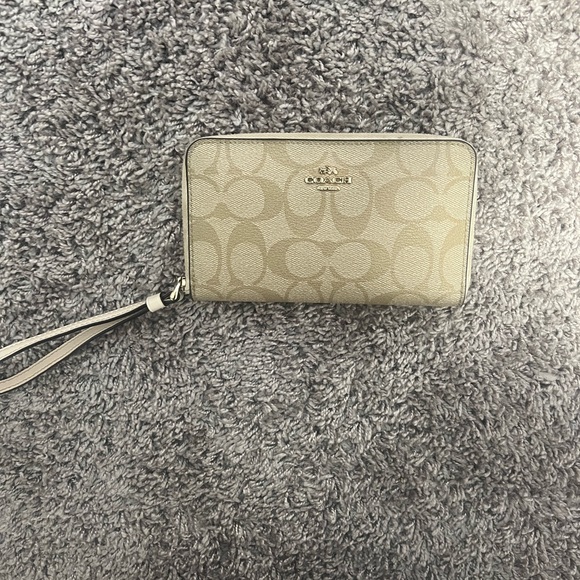 COACH BEIGE WRISTLET WALLET - Picture 6 of 6